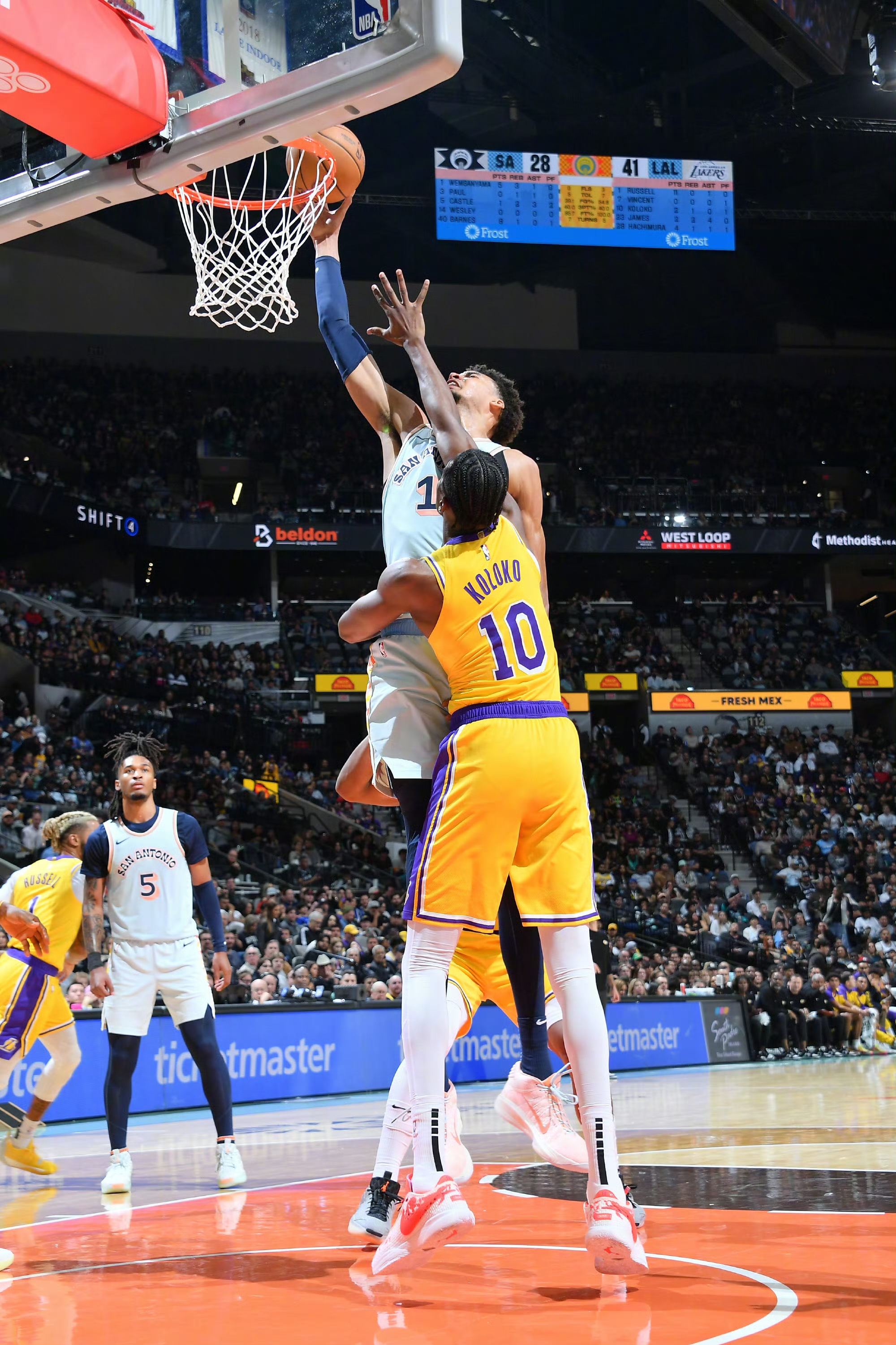 James scored in double figures in a row (James did not score in double figures last time)